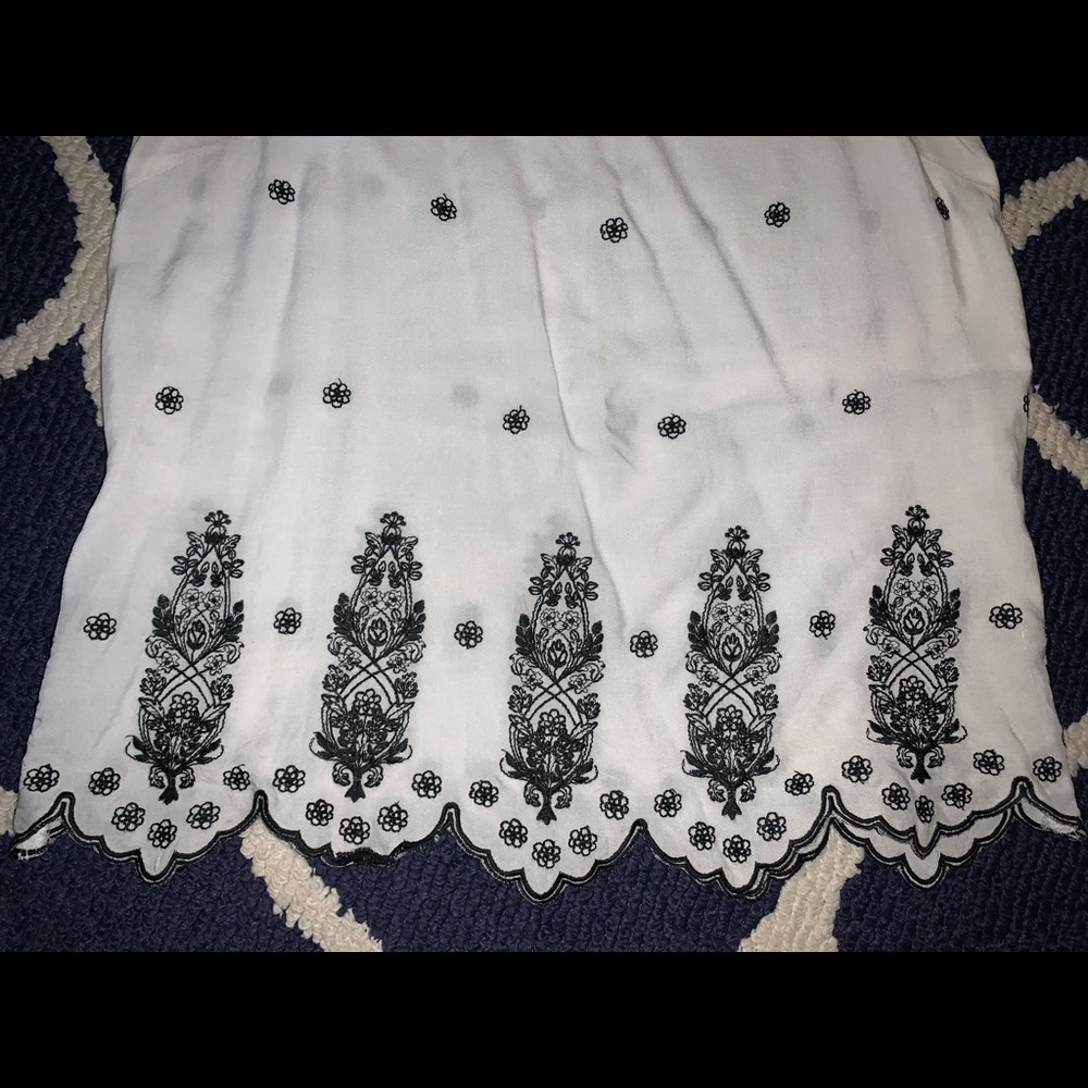Cute dressy tank with black embroidery. - Picture 4 of 9